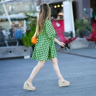 Jak nosić modne sandały na koturnie latem 2024? Zobacz, jak robią to za granicą [DUŻO ZDJĘĆ] 