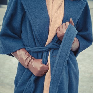 Jak nosić płaszcz szlafrokowy? Stylizacje na różne okazje, które będą hitem jesieni i zimy  - zdjęcie produktu