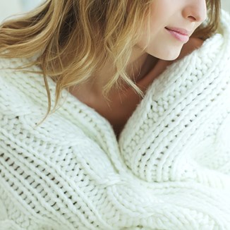 Jak nosić sweter damski, żeby wyglądać modnie? Zobacz nasze pomysły na stylizacje ze swetrami! - zdjęcie produktu