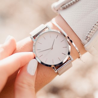Jak nosić zegarek damski? Zobacz stylizacje z zegarkiem na każdą okazję! - zdjęcie produktu