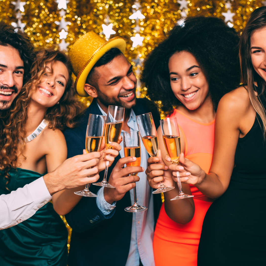 Jak się ubrać na andrzejki? Propozycje stylizacji dla kobiet i mężczyzn [PORADNIK]