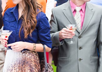 Jak się ubrać na ślub cywilny jako gość – propozycje stylizacji dla kobiet i mężczyzn