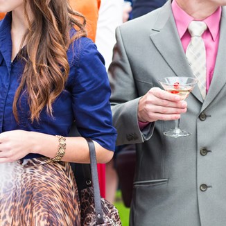 Jak się ubrać na ślub cywilny jako gość – propozycje stylizacji dla kobiet i mężczyzn