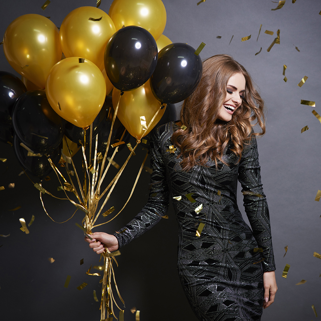 Jak się ubrać na sylwestra? Pomysły na imprezowe stylizacje na bal, domówkę i nie tylko [PORADNIK]