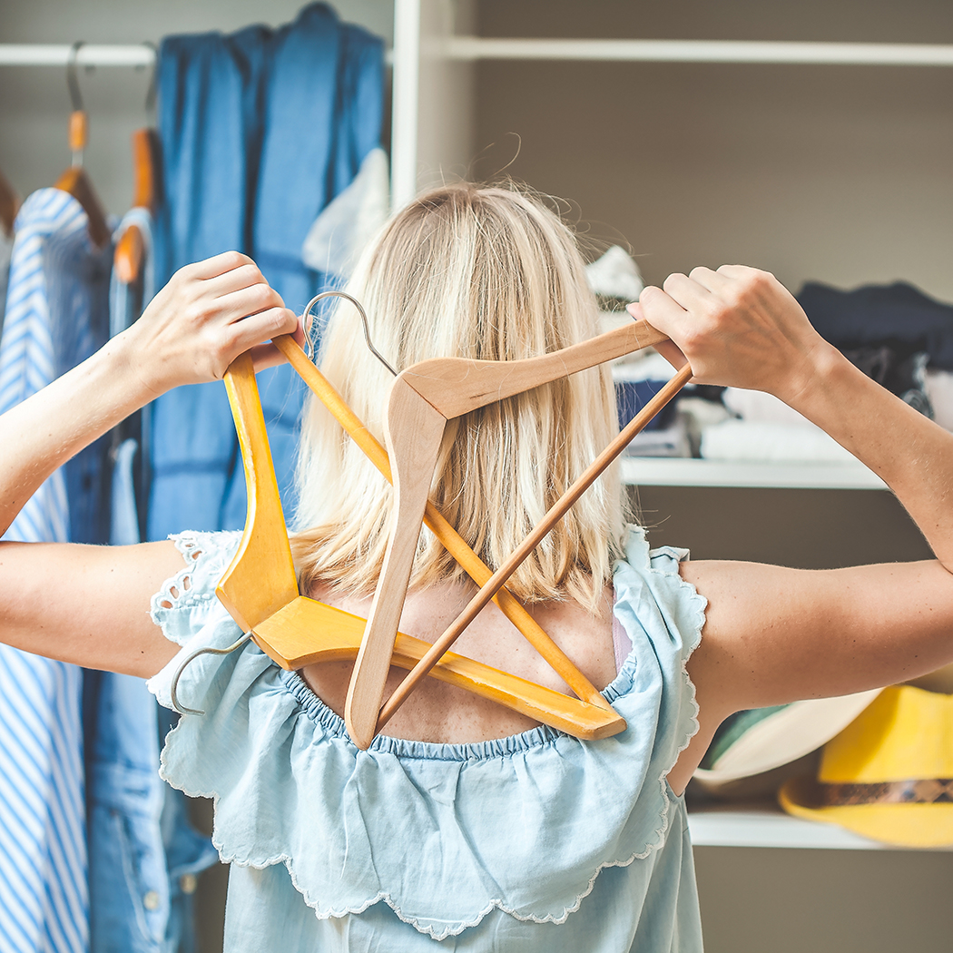 Jak składać ubrania, żeby się nie gniotły i zajmowały mało miejsca? Poznaj TE sposoby! [PORADNIK]