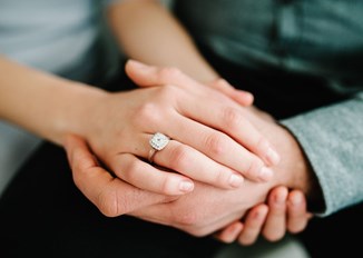 Jak wybrać pierścionek zaręczynowy? Wszystko, co musisz wiedzieć [PORADNIK]