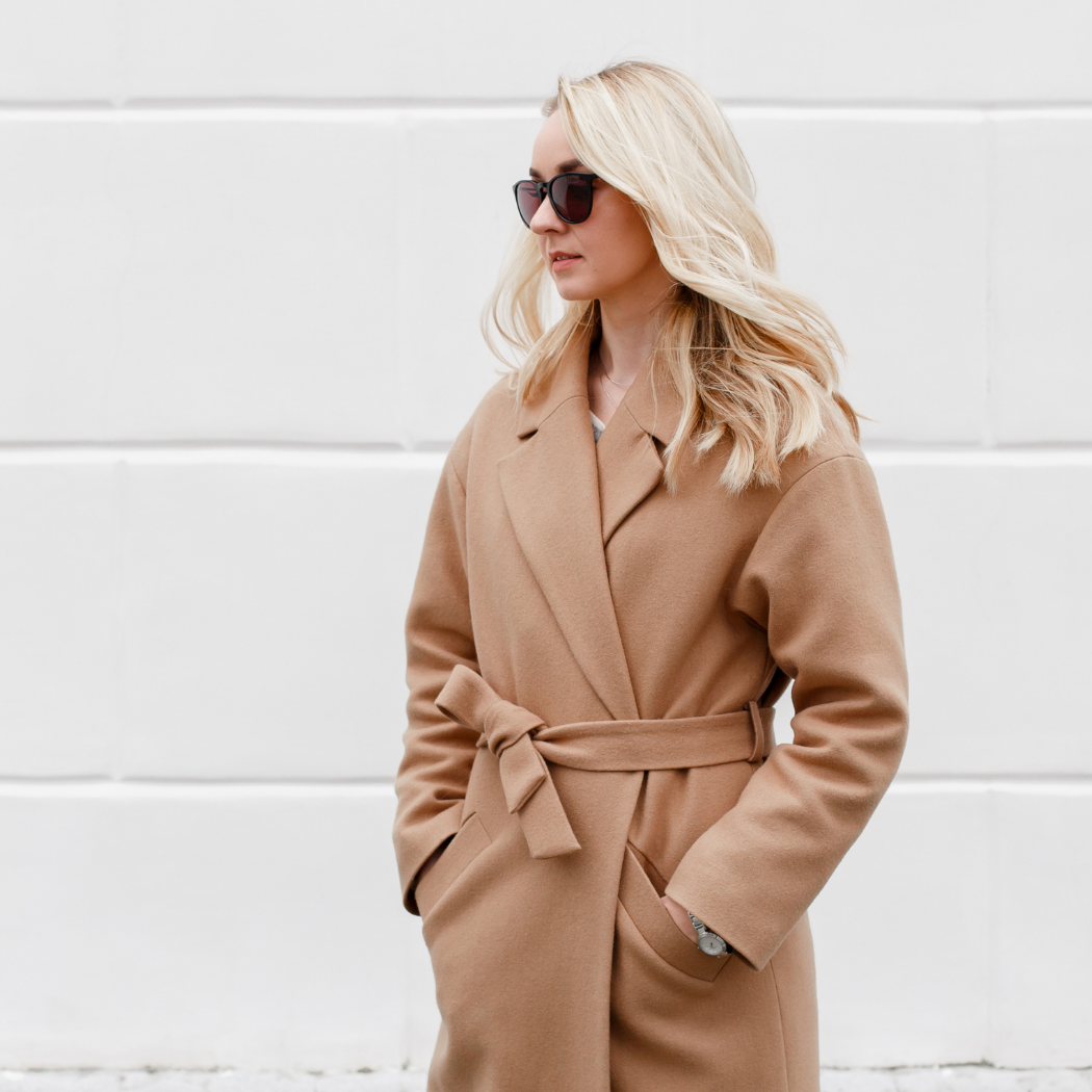 Jak wyczyścić płaszcz? Radzimy, jak usunąć plamy z okryć wełnianych i nie tylko  [PORADNIK]