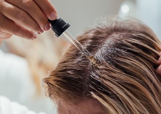 Jak zmyć olej z włosów? Emulgowanie to jedyny ratunek, jeśli nie chcesz ich zniszczyć 