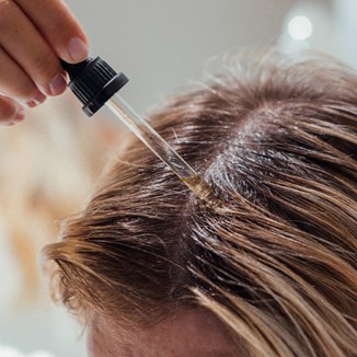 Jak zmyć olej z włosów? Emulgowanie to jedyny ratunek, jeśli nie chcesz ich zniszczyć 