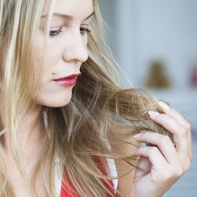 Jak zrobić test na porowatość włosów i zacząć o nie sensownie dbać? Potrzebujesz tylko szklanki