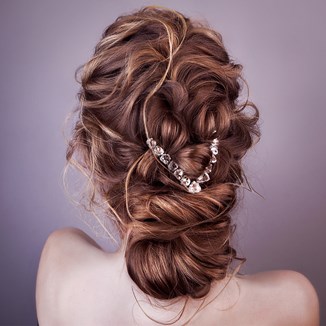 Jaka fryzura na wesele 2022 pomoże Ci stworzyć modny look? Stylowe uczesania na specjalne okazje
 - zdjęcie produktu