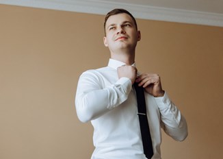 Jaką koszulę męską na wesele wybrać w 2024? Kompleksowy poradnik i inspiracje 