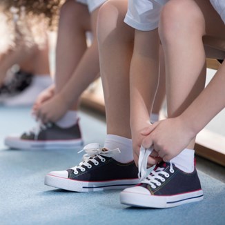 Jakie buty dla dziecka na WF należy wybrać? Sprawdź, zanim skompletujesz szkolną wyprawkę  - zdjęcie produktu