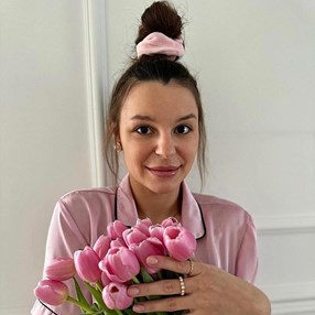 Jeansy ze sznureczkami to hit Instagrama. Nogawki możesz związać na dwa sposoby