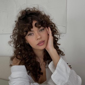 Jest najsłynniejszą „włosomaniaczką” i nową ikoną stylu. Tak ubiera się Klaudia Matuszewska