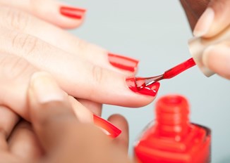 Już nie pastele. Polki masowo proszą stylistki o czerwone paznokcie na wiosnę 2024 