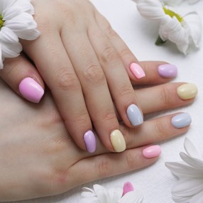 Już wiemy, jakie są modne paznokcie na wiosnę 2024. Pokaż stylistce te pomysły na manicure