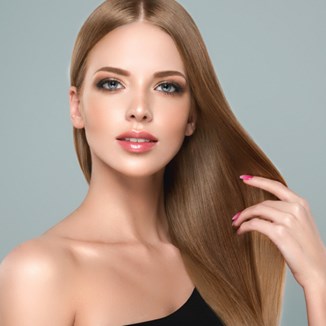 Karmelowe włosy, czyli odcień idealny dla blondynek i brunetek!