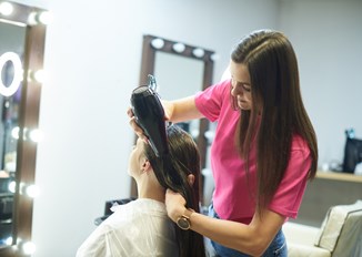 Keratynowe prostowanie włosów –  cena, efekty zabiegu, wykonanie w domu