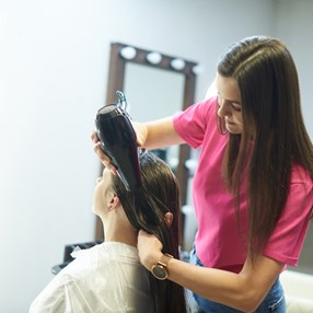 Keratynowe prostowanie włosów –  cena, efekty zabiegu, wykonanie w domu