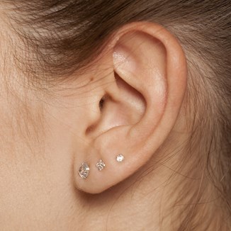 Kolczyki w uchu – kompozycje. Jak modnie nosić kilka kolczyków w jednym uchu? Zobacz inspiracje 2024