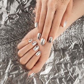 Kolory paznokci na sylwestra 2023. Te odcienie zdominowały trendy