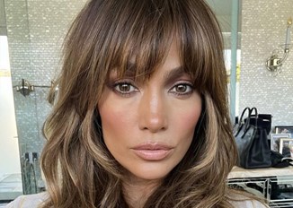 Koniec z frenchem. Jennifer Lopez robi paznokcie tuxedo. Ten manicure będzie hitem jesieni