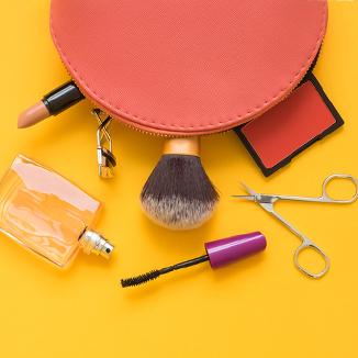 Jak spakować kosmetyczkę? Kosmetyki na wakacje