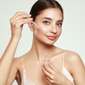 Kosztuje nawet 15 złotych, a działa jak drogi zabieg u kosmetyczki. Serum z tym składnikiem rozświetli twarz i spłyci zmarszczki