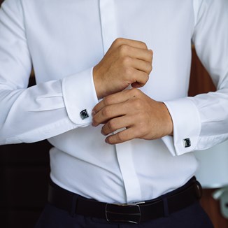 Koszula w spodniach czy na wierzchu - jak ją nosić? Wskazówki stylizacyjne dla mężczyzn i kobiet - zdjęcie produktu