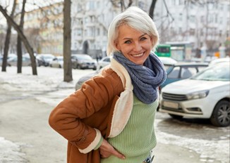 Kożuszek damski w stylizacjach na zimę 2024: ciepło i modnie. Jak go nosić? 