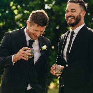 Krawat na wesele – jak dobrać krawat do koszuli i garnituru? Porady stylistki