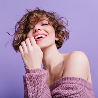 Krótkie fryzury damskie – cięcia, kosmetyki i techniki układania włosów, które warto znać