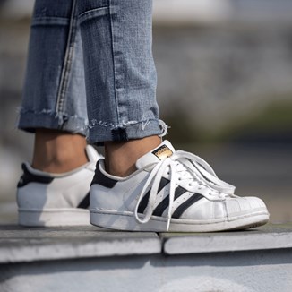 Kultowe modele adidasów w stylizacjach fashionistek. Poznaj hity z Instagrama!