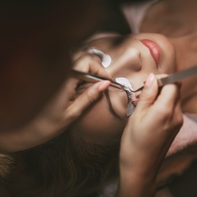 Laminowanie rzęs – cena, efekty i opinie o zabiegu. Wszystko, co musisz wiedzieć o laminacji rzęs