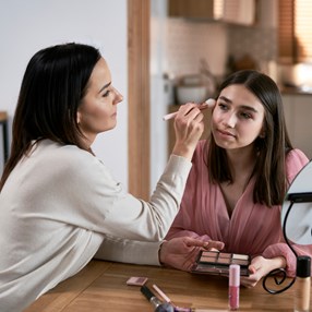 Makijaż na studniówkę 2024. 6 pomysłów na make-up idealny na bal maturalny