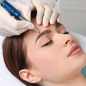 Makijaż permanentny brwi – metody, gojenie, cena i trwałość efektów. Wszystko, co musisz wiedzieć