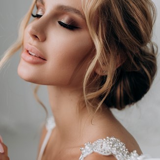 Makijaż ślubny na jesień 2022 – trendy dla panny młodej, które dodadzą Ci blasku w Twoim wielkim dni