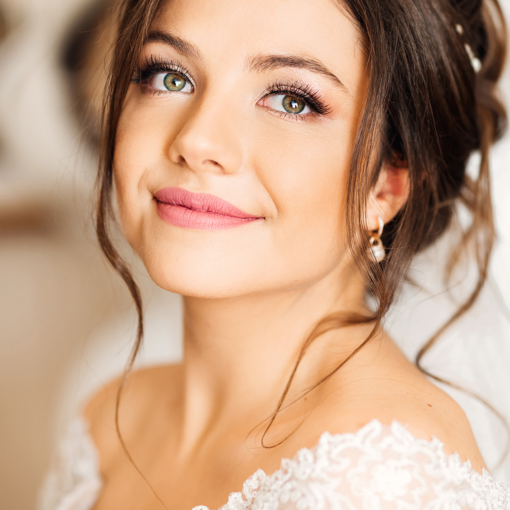 Makijaż ślubny na lato 2022 – trendy, techniki, kosmetyki, których warto użyć [DUŻO PORAD]