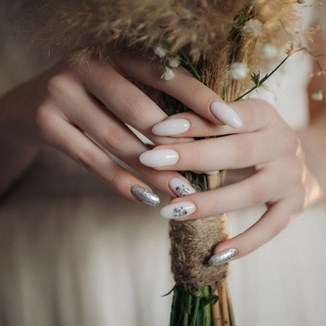 Manicure ślubny – kolory, kształty i zdobienia, które powinnaś rozważyć na swój ślub   - zdjęcie produktu
