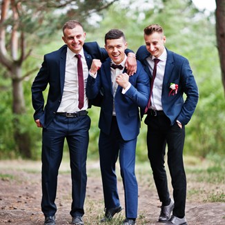 Męskie stylizacje na wesele – jak się ubrać na tę uroczystość? Podpowiadamy - zdjęcie produktu