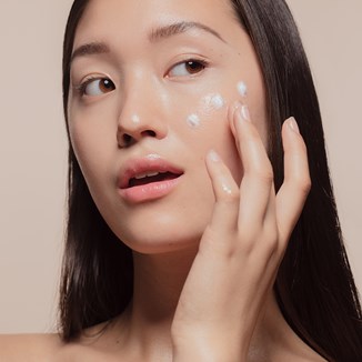 Minimalizm kosmetyczny – na czym polega skin minimalism? Odkryj nowy hot trend w pielęgnacji 