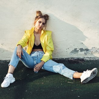 Moda lat 90. którą kochamy dziś. Zobacz trendy, które wróciły do łask!