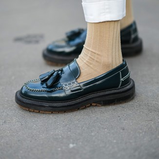 Modne buty męskie na wiosnę 2024: od sneakersów aż po zamszowe półbuty. W te modele warto zainwestować 