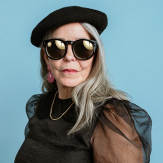 Modne czapki dla pań po 60. – modele, które wpadną w oko każdej stylowej kobiecie