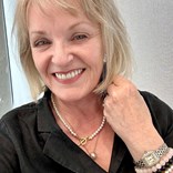 Modne fryzury dla dojrzałych na karnawał 2024. Te uczesania przetrwają całą noc zabawy