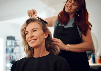 Modne fryzury dla starszych pań – jakie uczesania polecają fryzjerzy dla seniorek w 2024 roku?