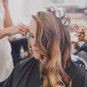 Modne fryzury na sylwestra 2023/2024. Odkryj 6 pomysłów na łatwe i efektowne upięcia