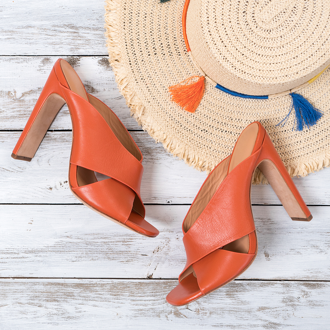 Modne klapki hitem lata 2021 - najpopularniejsze modele [PRZEGLĄD]