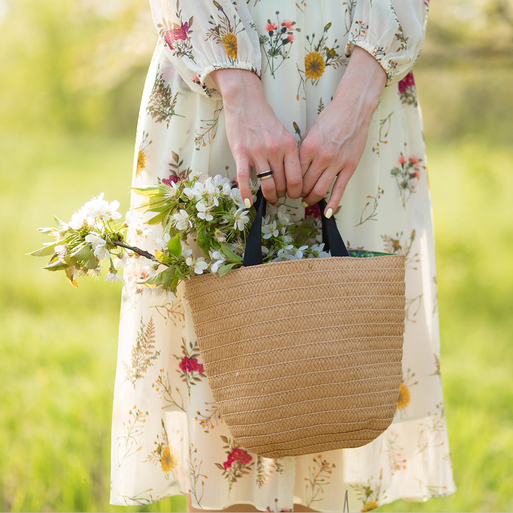 Modne koszyki na lato 2021. Jak nosić najmodniejsze plecione torebki? [PORADY STYLISTKI]
